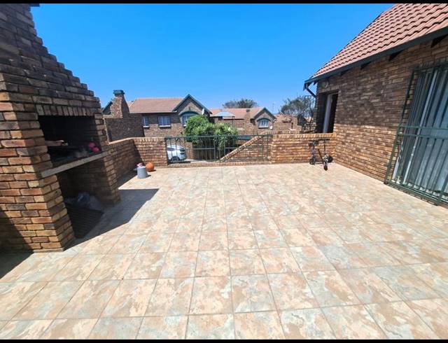 2 BEDROOM APARTMENT FOR SALE IN DIE HOEWES